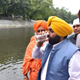 Imagen para el artículo titulado Político en India bebe agua del “río sagrado” para demostrar que está limpio. Sale mal